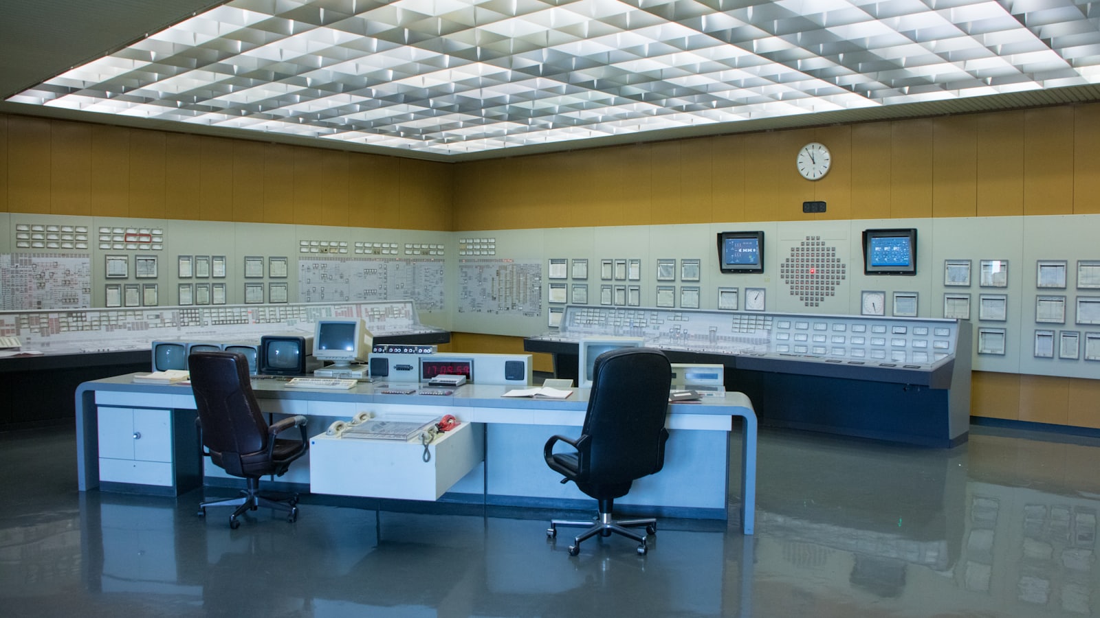 Sala de control DCS con paneles mímicos, monitores y consolas de operación